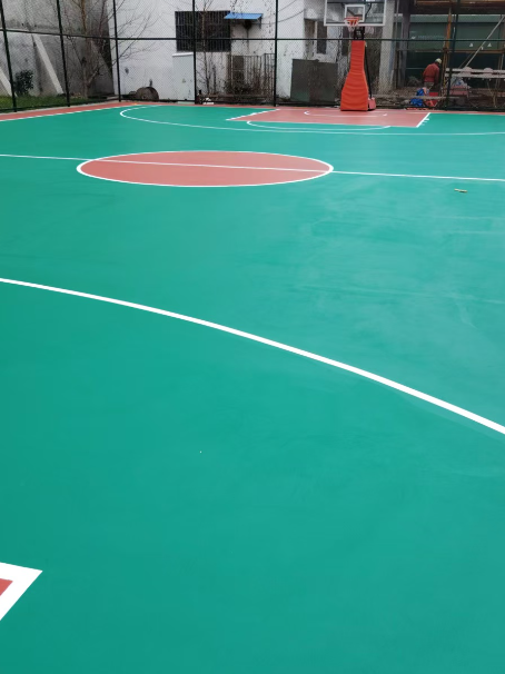 阿瓦提 球场长期使用易出现地面开裂